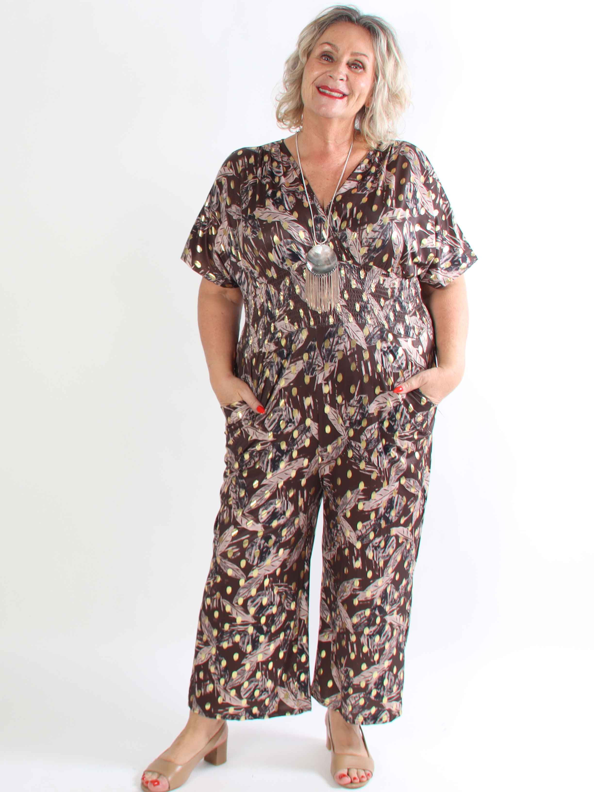 Pams Leafage Jumpsuit - Plus size jumpsuit i lövmönster med guldfärgade tofsar